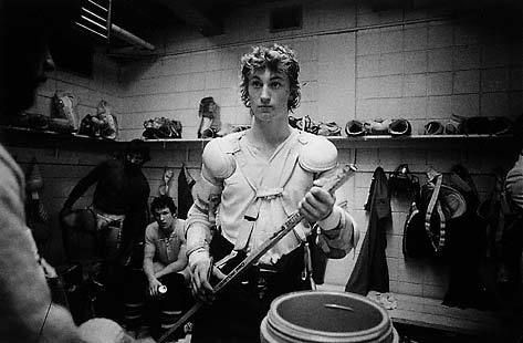 wayne_gretzky_locker_room_zpskajc6cfs.jp