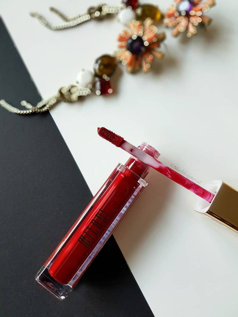 Mat rode liquid lipstick waar je U tegen zegt! Milani Amore Attraction photo Milani Amore Attraction Applicator_zpswbcke0td.jpg