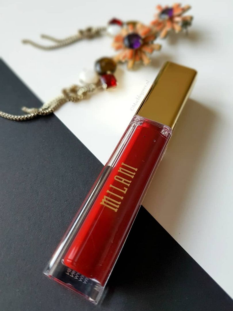 Mat rode liquid lipstick waar je U tegen zegt! Milani Amore Attraction photo Milani Amore Attraction_zpsezahxdbr.jpg