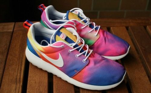Dit Nike model was overal uitverkocht: Nikes Roshe Run! Nike Roshe Run tie dye bron foto: http://sneakerb0b.de photo nike-roshe-run-tie-dye_zps6ef53147.jpg