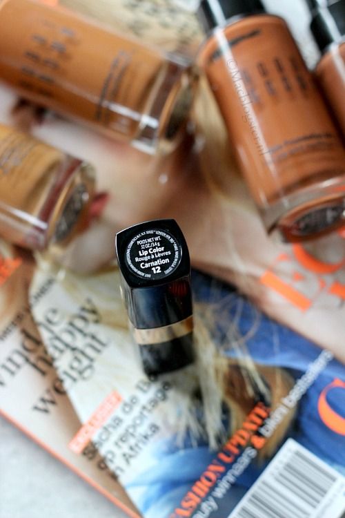 Nude kleurige lipstick: Bobbi Brown Lip Color Carnation Deze Bobbi Brown nude lipstick is mijn perfecte match! Carnation