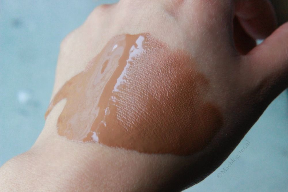 Betaalbare foundations voor de getinte en donkere huid photo Etos_Skin_Hydrating_Foundation_Mocha_swatch_zpsbecbneix.jpg
