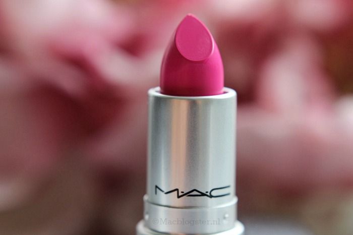 MAC Candy Yum Yum Review: Gedurfde Barbie-Roze Lipstick 4 MAC Candy Yum Yum