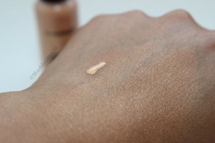 Etos heeft een kopie van MAC Lustre Drops, een vloeibare highlighter Swatch Mac Lustre Drops photo Swatch_MAC_Lustre_Drops_zps4953325a.jpg