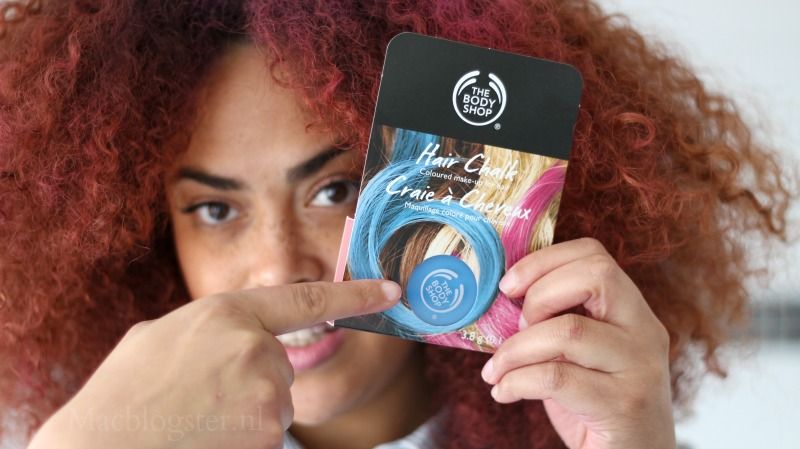 The Body Shop Hair Chalk: Tijdelijk roze krullen zonder roze haarverf photo TheBodyShopHairChalkFallingforBlue_zpsebe80600.jpg